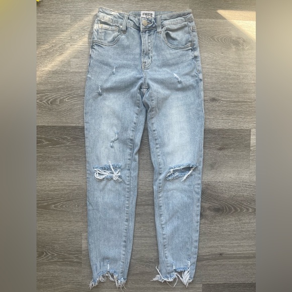 Insane Gene Reno Distressed Ankle Jeans

Worn and washed once

Size: 3/25 - Picture 3 of 4